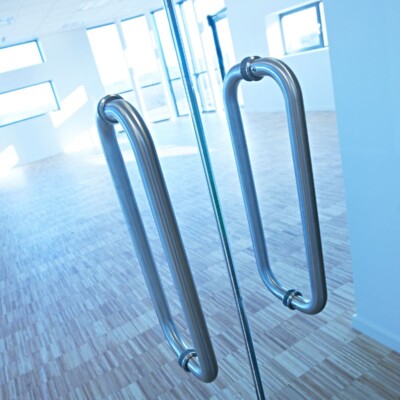 Mais luminosidade, isolamento acústico e estética refinada, com vidros de alta resistência e durabilidade. portas e janelas de vidro temperado