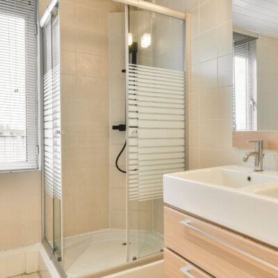 Praticidade e elegância com vidros temperados que garantem resistência, segurança e fácil manutenção. bodex de banheiro