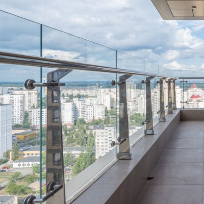 Aproveite sua sacada o ano todo, com proteção contra vento e chuva e design moderno que integra os ambientes. fechamento de sacada